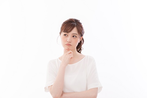 悩んでいる女性