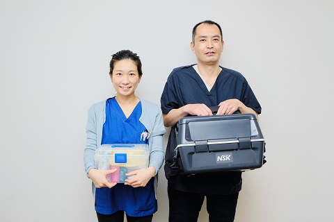 器具を持った医師と衛生士