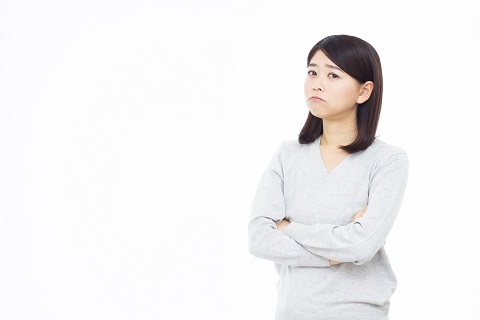 悩んでいる女性