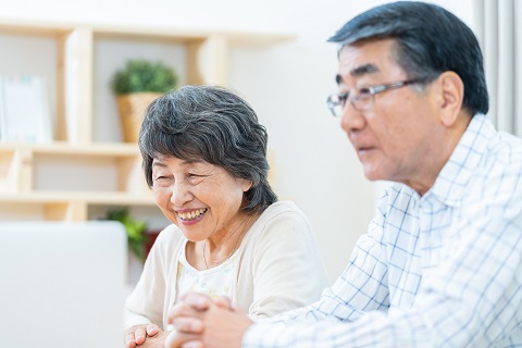 連絡を入れる高齢女性と男性