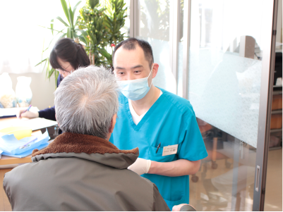 カウンセリングする医師