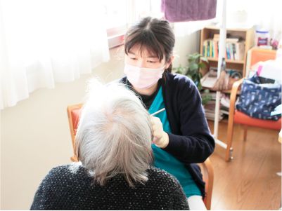 診療する歯科衛生士