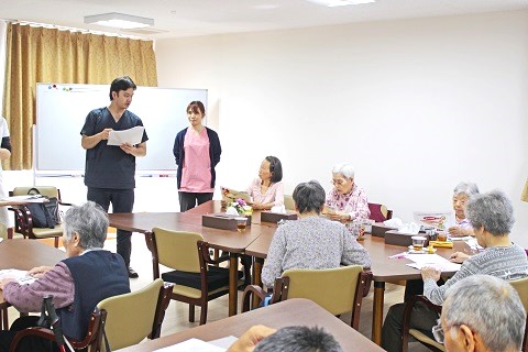 高齢者施設で嚥下の指導をする医師