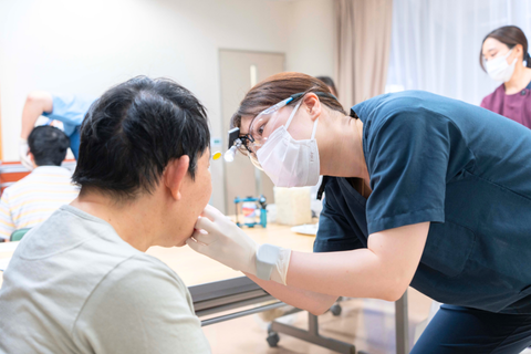 高齢者施設で嚥下の指導をする医師