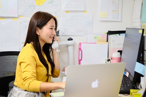 電話対応をする受付のスタッフ