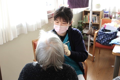 診療中の歯科衛生士