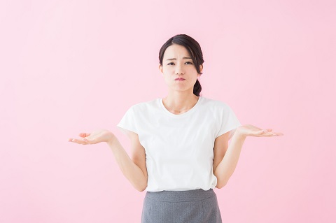 悩んでいる女性