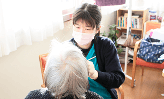 口腔ケアをする歯科衛生士