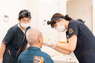 訪問診療の患者様に診療を実施するさくら会の流山訪問チーム