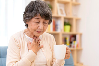 飲み込む際にのどにつかえるような感覚のなる高齢者