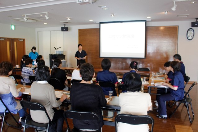 口腔ケアセミナーの様子
